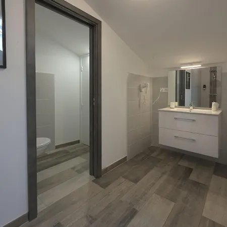 De La Croisee Hotel Poncin