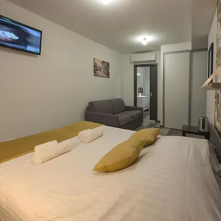 De La Croisee Hotel